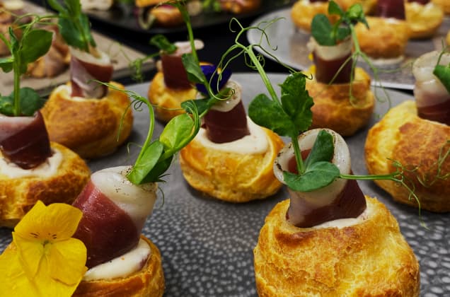 Aux Pieds Sous La Table